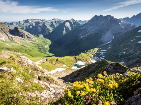 Kurz unterhalb des Rauhecks zeigt sich Eissee und Oytal.