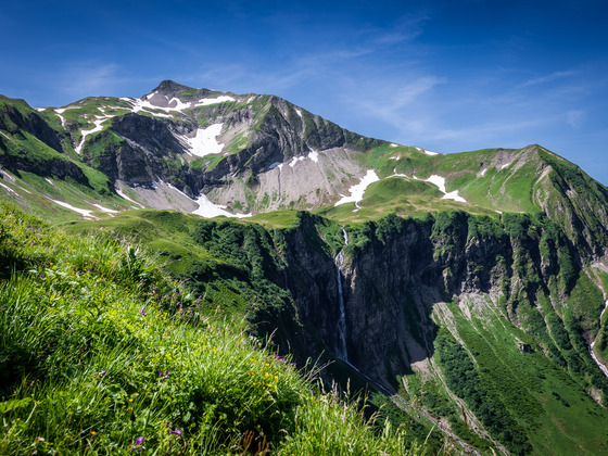 Der mächtige Wasserfall unterhalb des Eissees. Im Hintergrund das Rauheck.