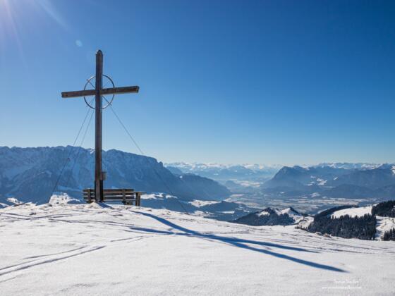 Schönes Kreuz und prächtige Aussicht auf dem Wandberg.
