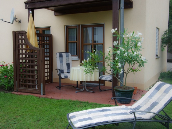 Sonnenterrasse mit Zugang zum Garten