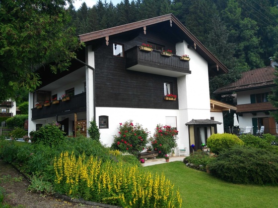 Die Ferienwohnung ist liebevoll im Landhausstil eingerichtet.