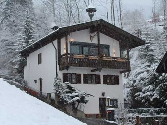 Haus 8, Westansicht im Winter