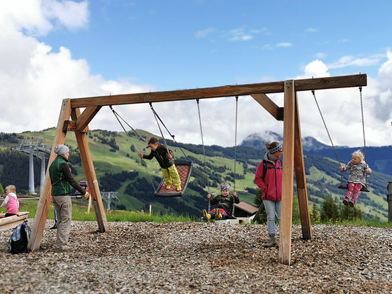 Schaukel und Sandkiste für Kinder