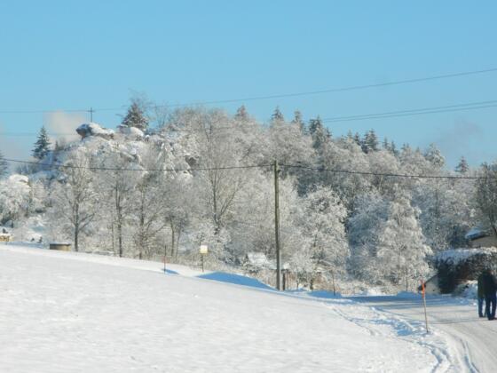 Felsen mit Kreuz beim Weg zur Burgstallmauer