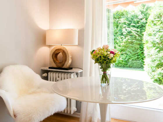 Ferienwohnung Seeglück, Essbereich mit Blick in den Garten