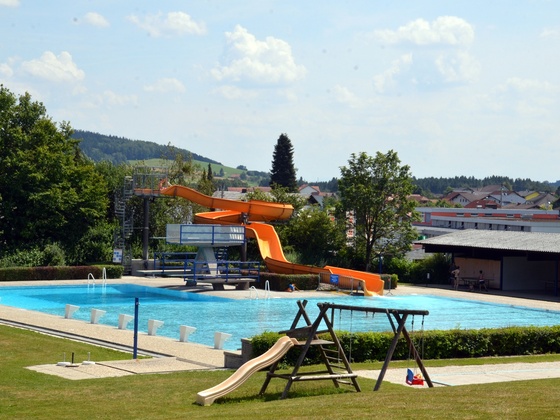 Elebnisfreibad mit Wasserrutsche