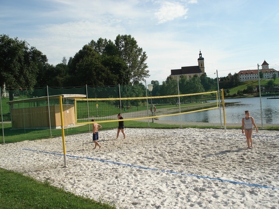 Beach-Volleyballplatz-Badesee