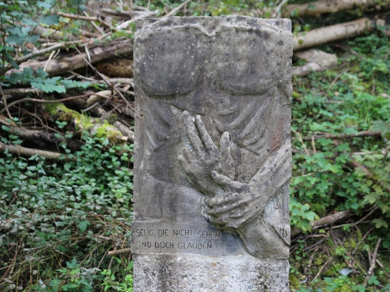 Stele &quot;Selig, die nicht sehen und doch glauben&quot;