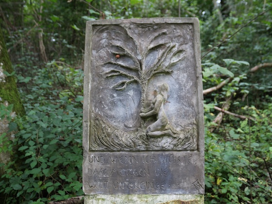 Stele &quot;Und wenn ich wüsste, dass morgen die Welt unterginge...&quot;