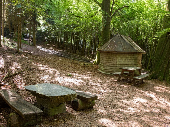 Sitzgelegenheiten-bei-Holzkapelle