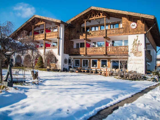 Blick auf das Gästehaus im Winter