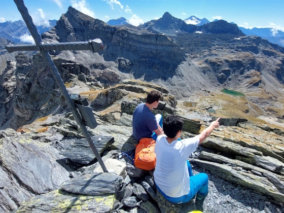 Am Gipfel der Tarntaler Köpfe. Hinten die Lizumer Sonnenspitze, dahinter der Reckner, ganz hinten der Olperer.