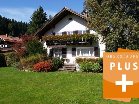 2020_Haus Evi_Außenansicht Sommer_m. Logo