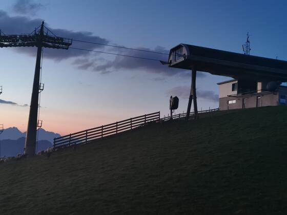 Bergstation der Westgipfelbahn bei Sonnenuntergang im Sommer