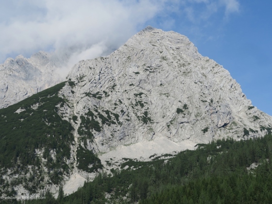 Der Kressenberg rückt ins Blickfeld. Links sieht man eine deutliche Rinne, die raufzieht. Die sind wir rauf
