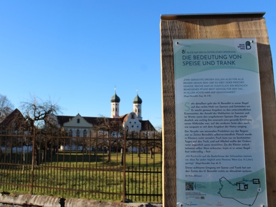 Kloster Benediktbeuern mit Stele Benediktusweg