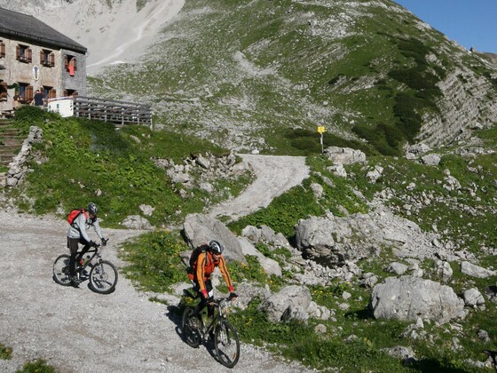 Mountainbiker an der Lamsenjochhütte