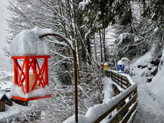 Berchtesgadener Emmaus Weg: im Advent von Holzlaternen beleuchtet