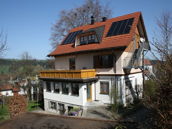 Hausansicht im Sommer