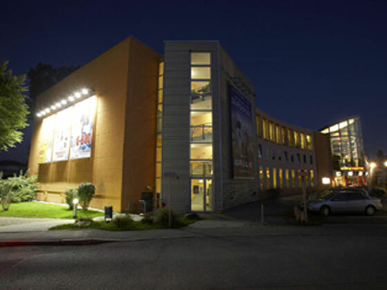 Kinopolis Rosenheim bei Nacht.