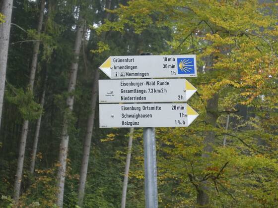 Wanderwegweisen im Eisenburger Wald