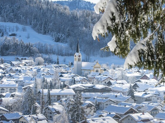 Blick auf ein verschneites Oberstaufen