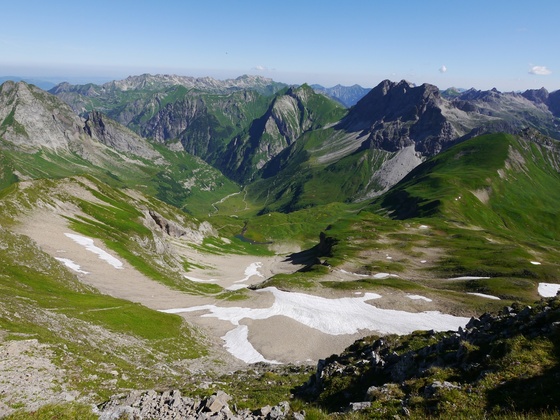 Traumhafte Aussicht am Rauheck - in der Bildmitte der Eissee