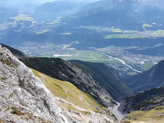 Tiefblick zu Kranebitter Klamm und Flughafen
