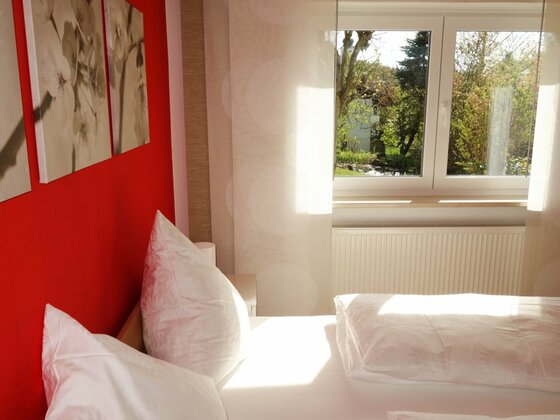 Schlafzimmer mit Gartenblick