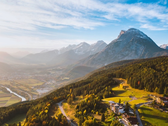 Blick über Mösern und das Inntal auf die Hohe Munde