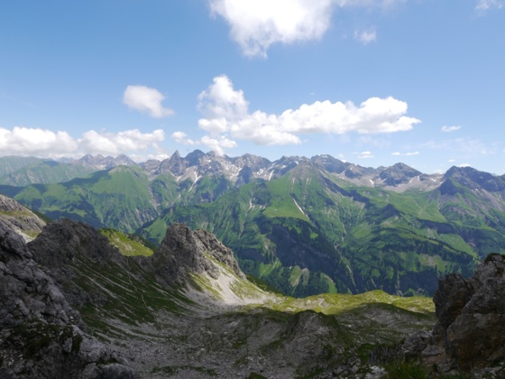 Eindrucksvoller Blick von der Fiderescharte auf den Allgäuer Hauptkamm, in der Mitte Trettachspitze und Mädelegabel
