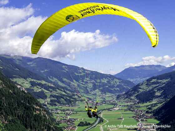 Gleitschirmflug über Mayrhofen im Zillertal