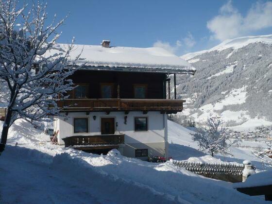 Winteransicht mit Blick zum Wildkogel
