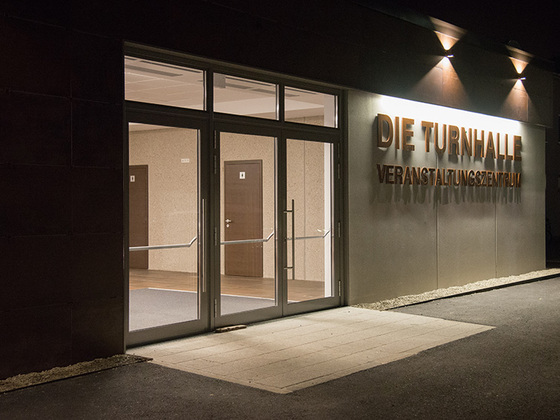 \&quot;Die Turnhalle\&quot; in Perg Eingang bei Nacht