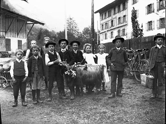 Kinder mit Ziegen vor dem Wachterhaus