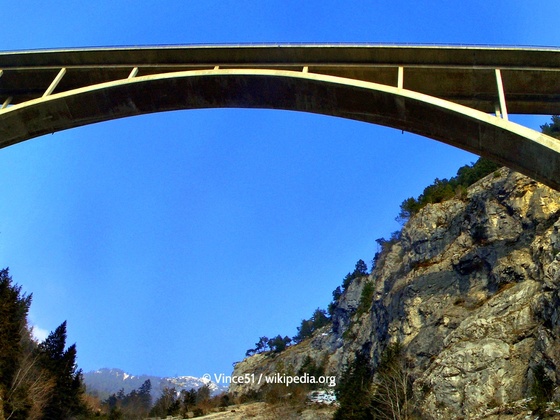 Die das Gemstal überspannende Brücke im Zuge der Gaichtpass-Strasse