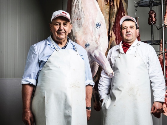 Hermann Brenner jun. und sen. erz%c3%a4hlen im Fleisch %26 Co-Interview%2c wie sie die kleinste Fleischerei %c3%96sterreichs nach alter Handwerkskunst f%c3%bchren. (%c2%a9 Katharina St%c3%b6gmueller)