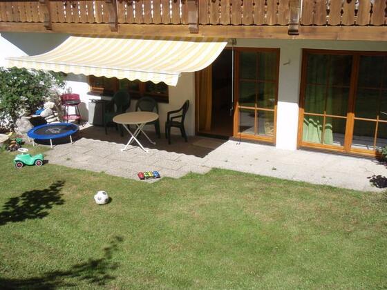 eigener Garten mit Terrasse