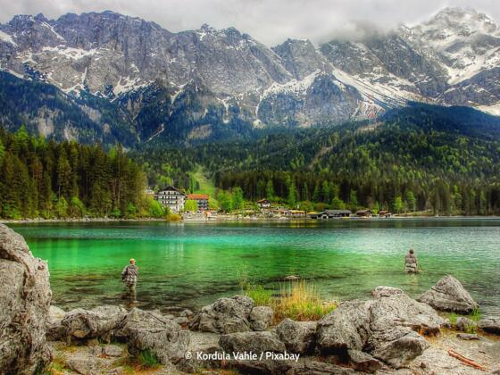 Der Eibsee vor der Zugspitze in Bayern