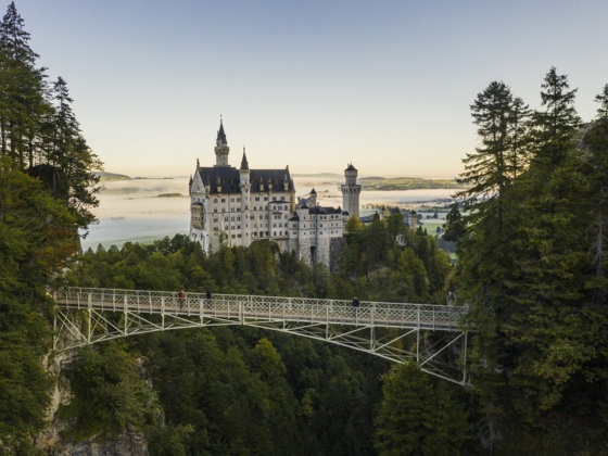 Marienbrücke mit Blick auf Schloss Neuschwanstein und in den Schlosspark