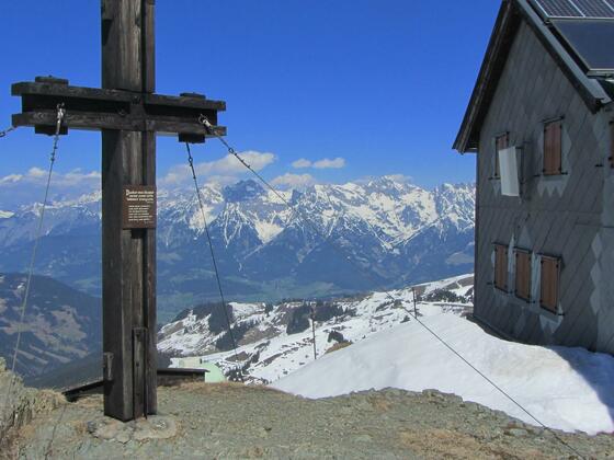 Statzerhaus mit Gipfelkreuz
