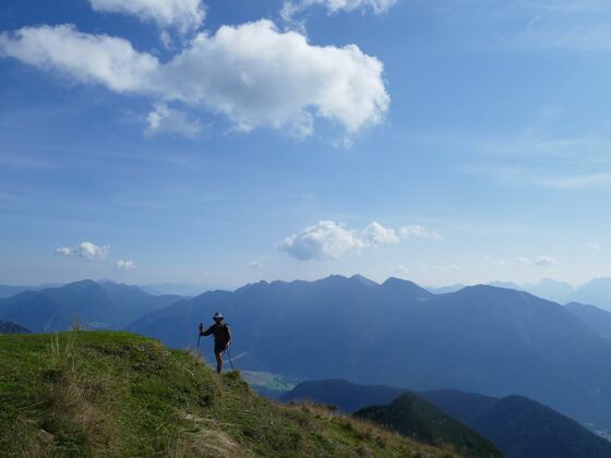Die letzten Meter zum Gipfel, im Hintergrund das Estergebirge