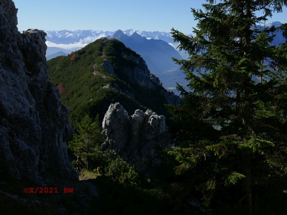 Lausberg am AV Weg 351 dahinter die Arnspitze und Stubaier Alpen