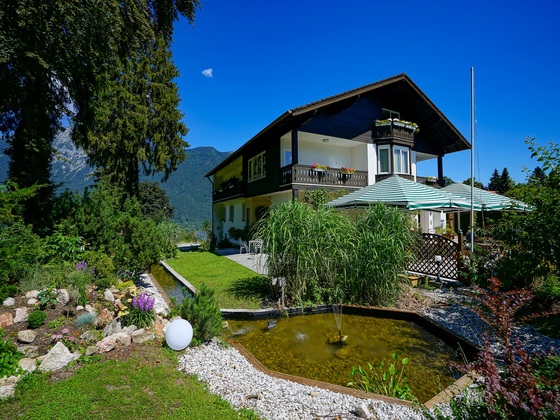 Hausansicht mit Außenbereich