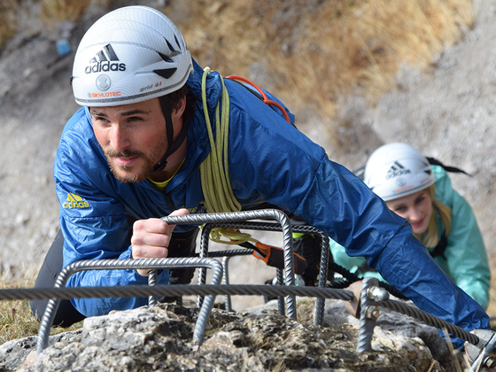 Die ersten Schritte im Klettersteig erlernen