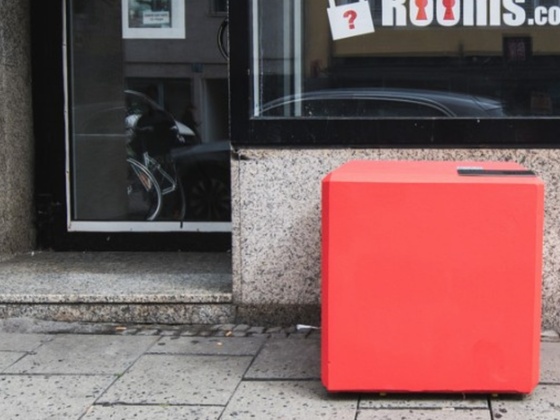 Roter Würfel vor der ehemaligen Distillers Bar, wo sich heute MysteryRooms München befindet
