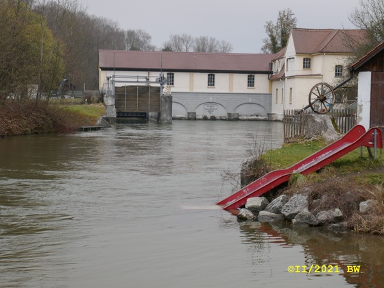 Wasserkraftwerk Schöngeising mit kleinem Badeplatz