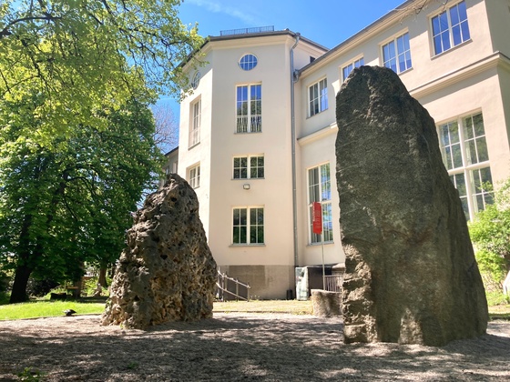 Boulderfelsen im Garten des Alpinen Museums Rückansicht