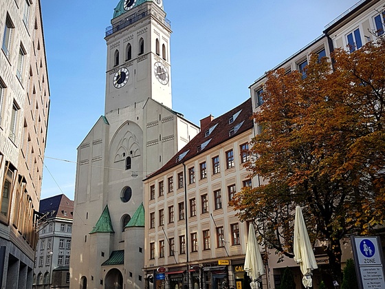Blick auf den Kirchturm der Pfarrkirche St. Peter