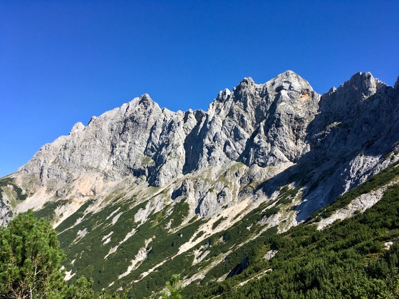 Wagendrischelhorn von Süden: die Zellerführe verläuft auf dem Schrägband in der Bildmitte